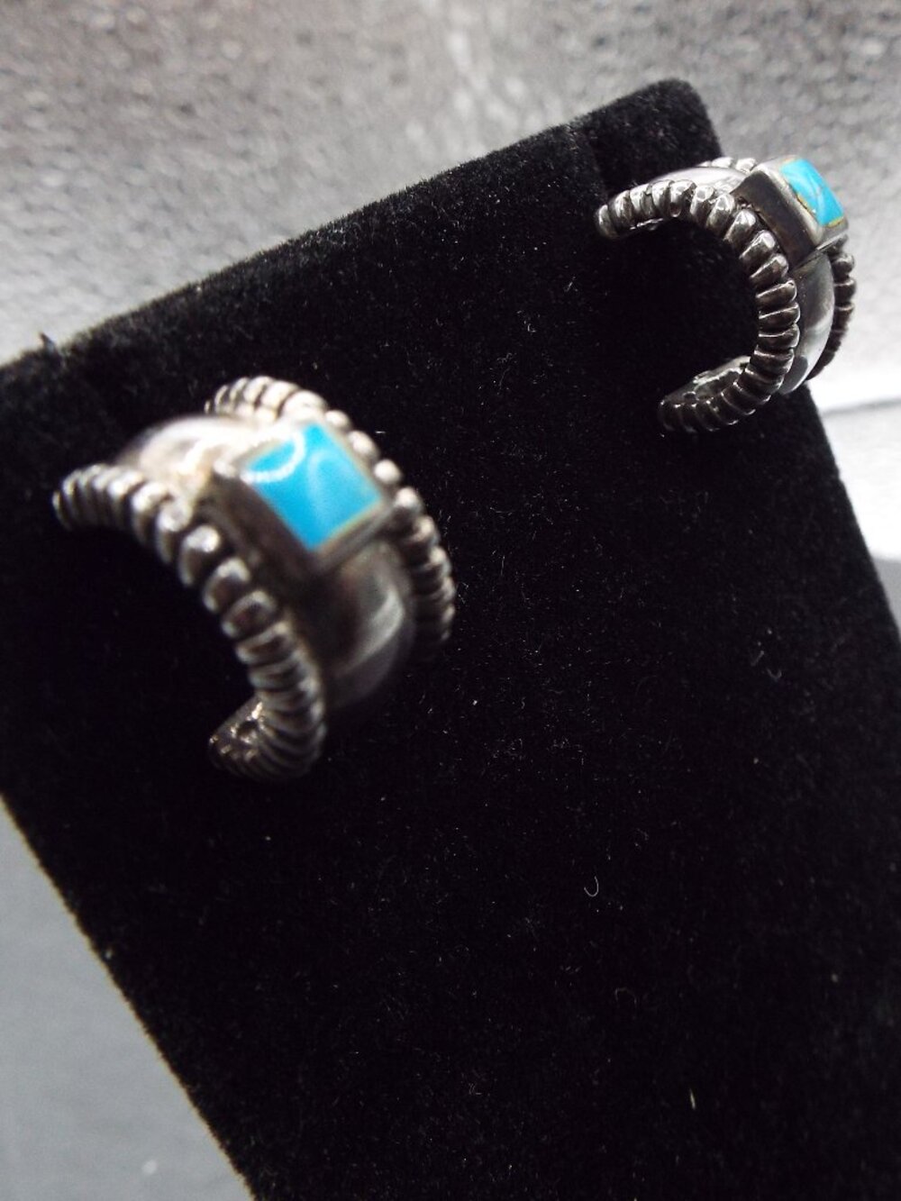 NATIVE AMERICAN STERLING ROPE EDGE TURQUOISE INSET DEMI HOOP EARRINGS 15